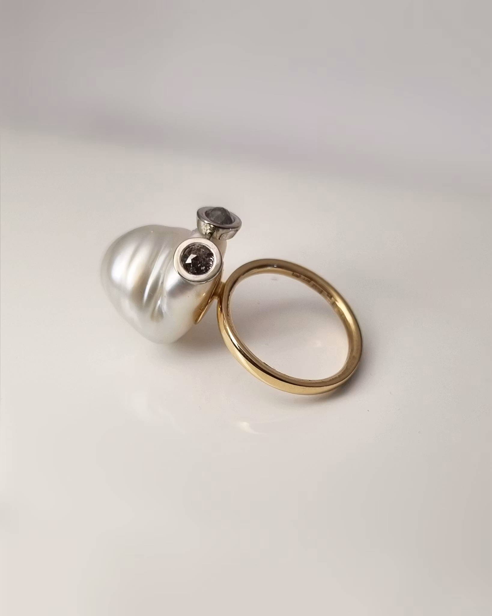 Filur - Ring i 18 K med söderhavspärla och diamanter