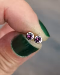 Grape Garnet studs - Granatörhängen i vitguld