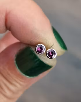 Grape Garnet studs - Granatörhängen i vitguld