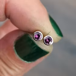 Grape Garnet studs - Granatörhängen i vitguld