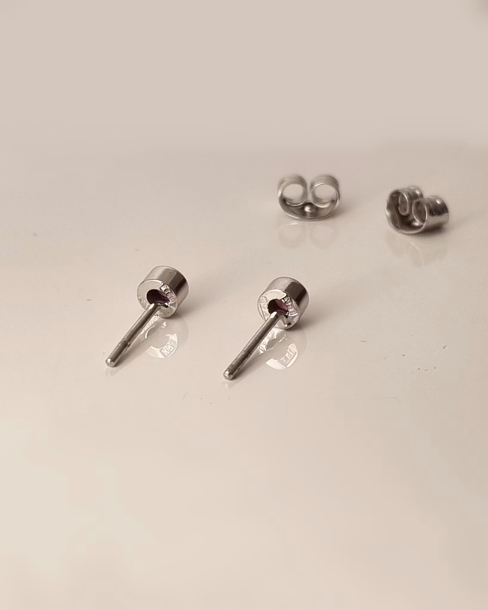 Grape Garnet studs - Granatörhängen i vitguld