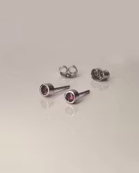Grape Garnet studs - Granatörhängen i vitguld