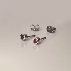 Grape Garnet studs - Granatörhängen i vitguld