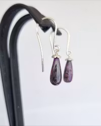 Sugilite med Gullviva - örhängen i silver