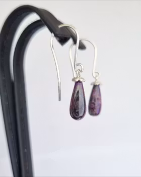 Sugilite med Gullviva - örhängen i silver