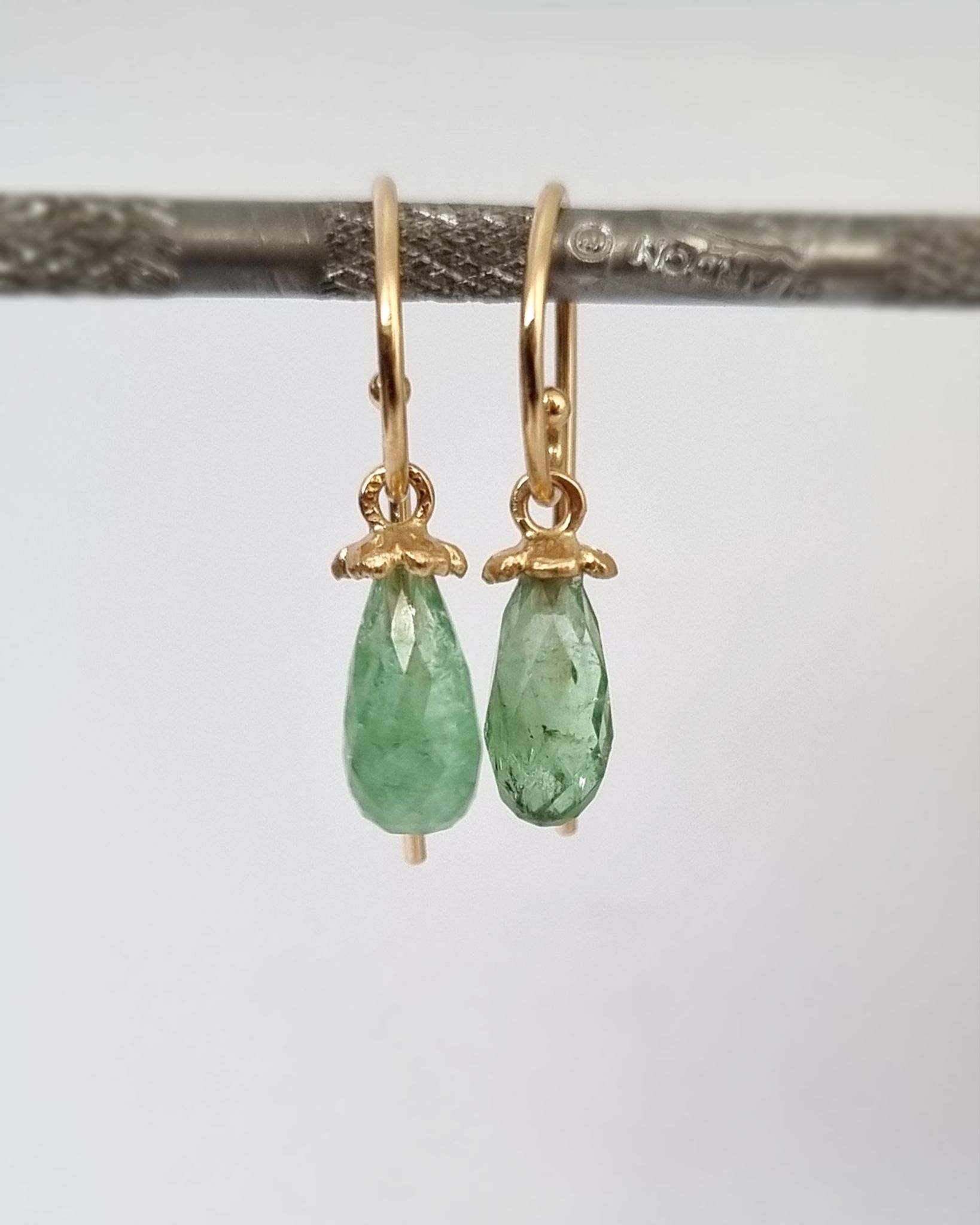 Gullviva med Fairtrade Turmaliner - örhängen i 18K guld