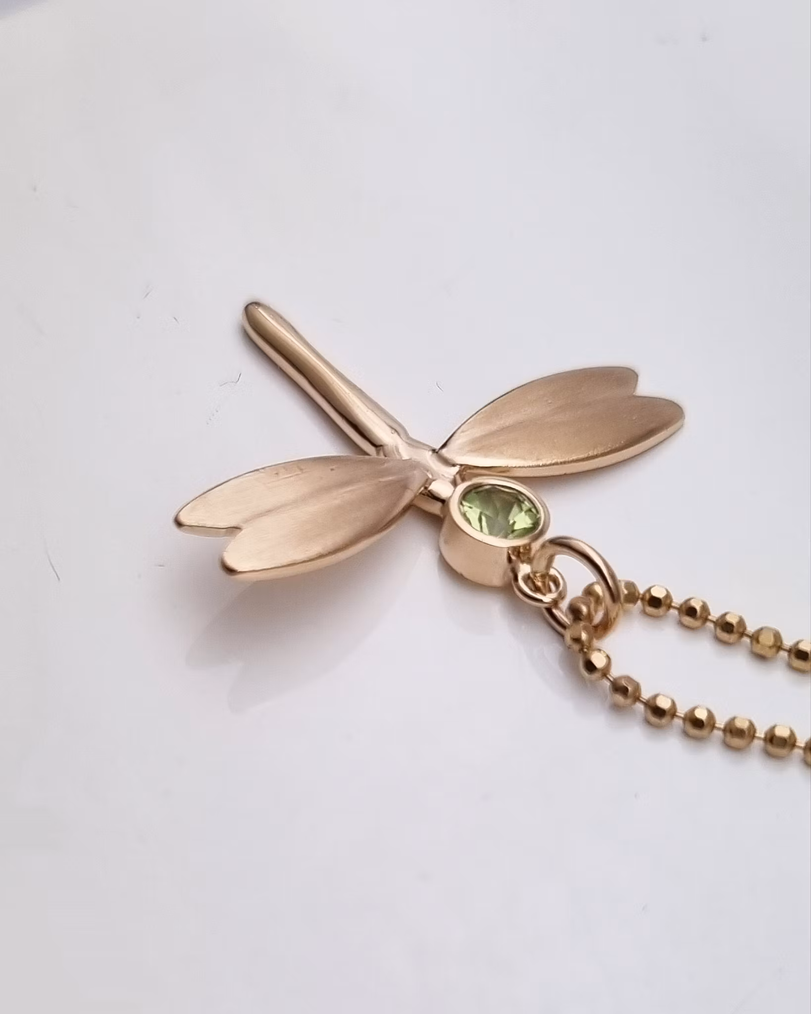 Trollslända med Peridot, Fairtrade - hängsmycke i 18K