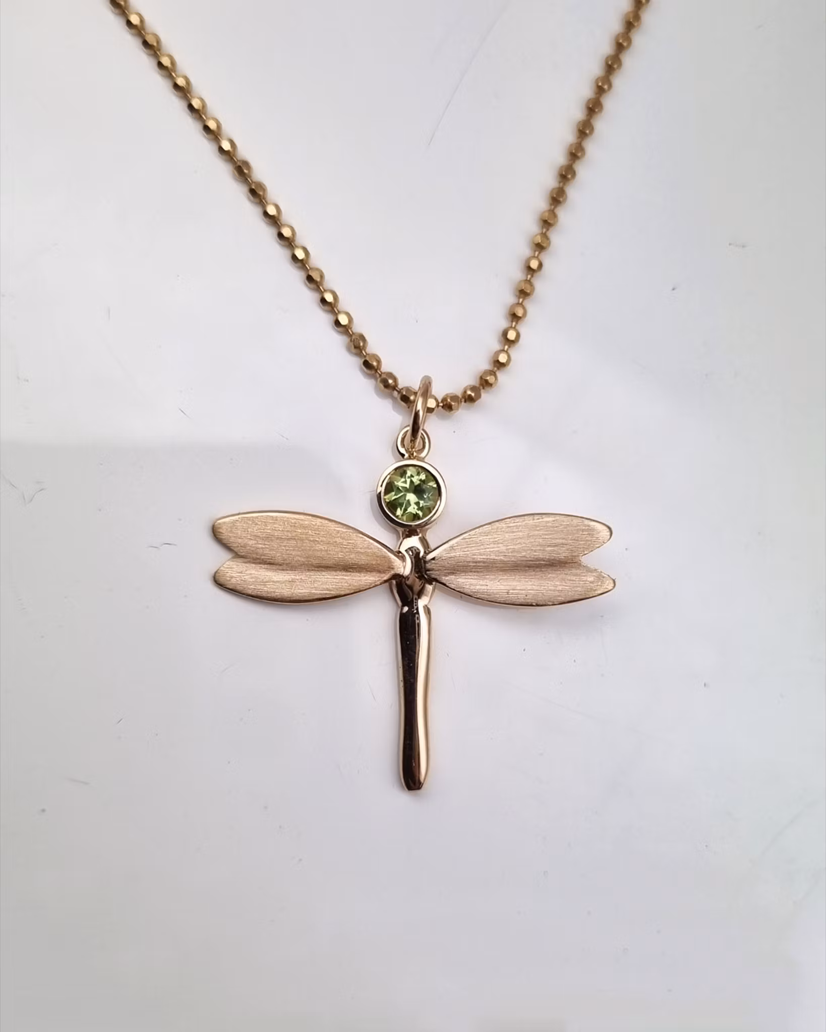 Trollslända med Peridot, Fairtrade - hängsmycke i 18K