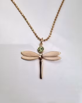 Trollslända med Peridot, Fairtrade - hängsmycke i 18K