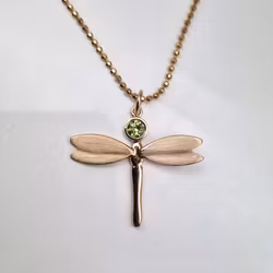 Trollslända med Peridot, Fairtrade - hängsmycke i 18K