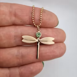 Trollslända med Peridot, Fairtrade - hängsmycke i 18K