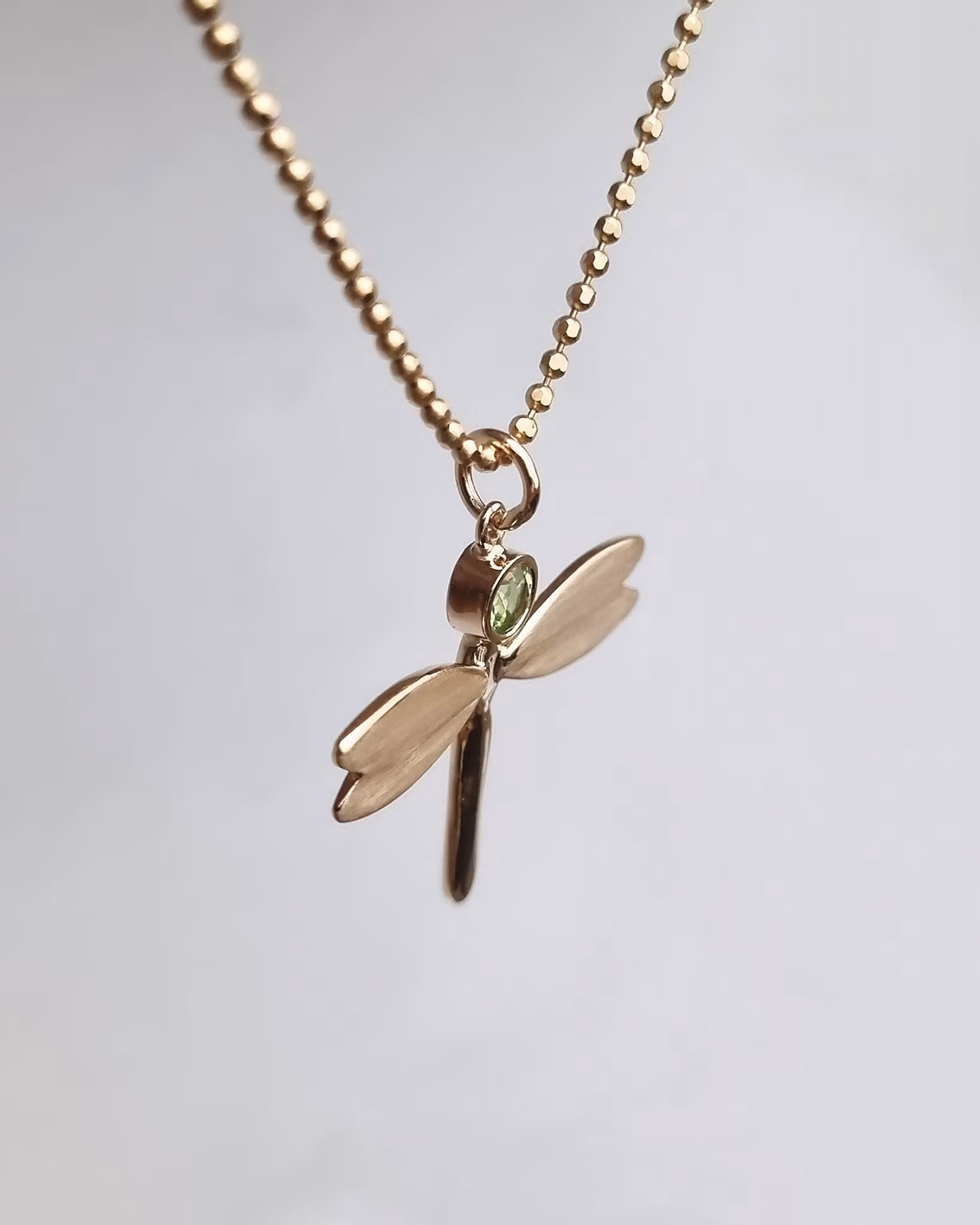 Trollslända med Peridot, Fairtrade - hängsmycke i 18K