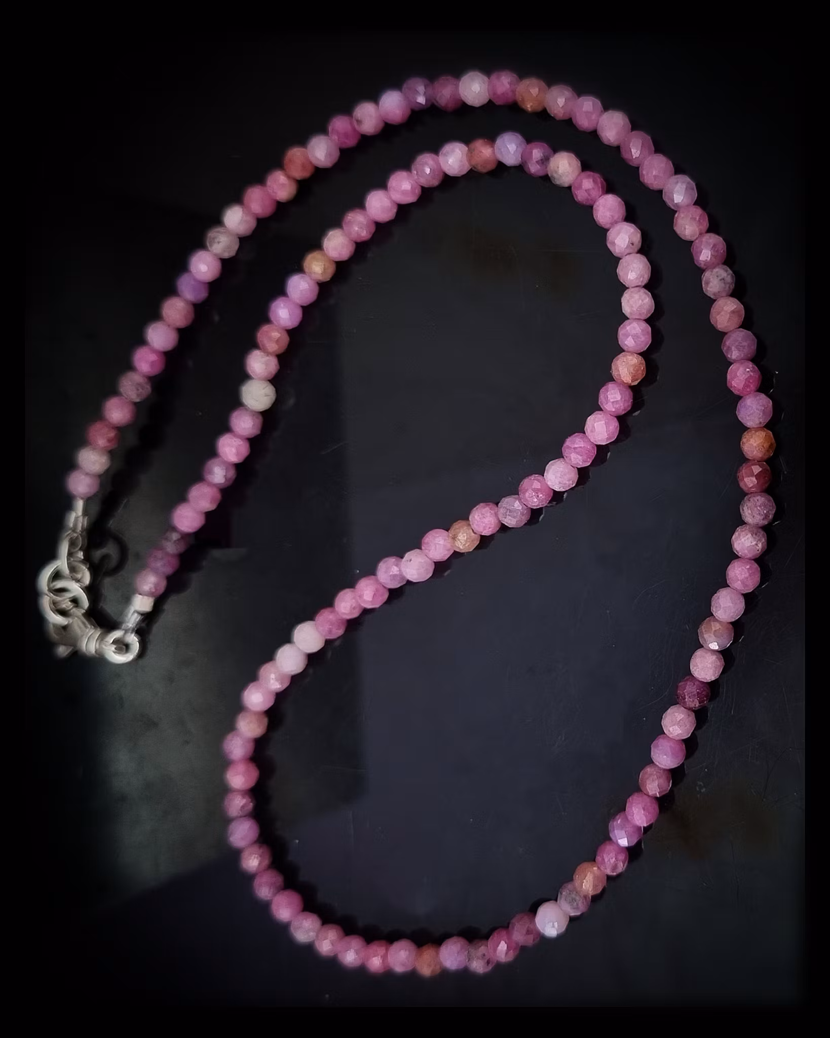 Glittrigt rosa Safircollier - 42 cm