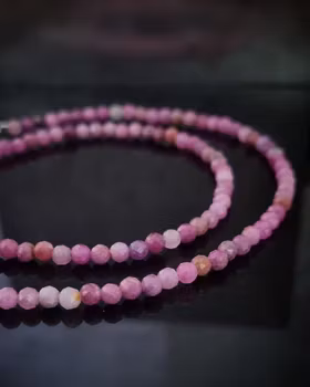 Glittrigt rosa Safircollier - 42 cm