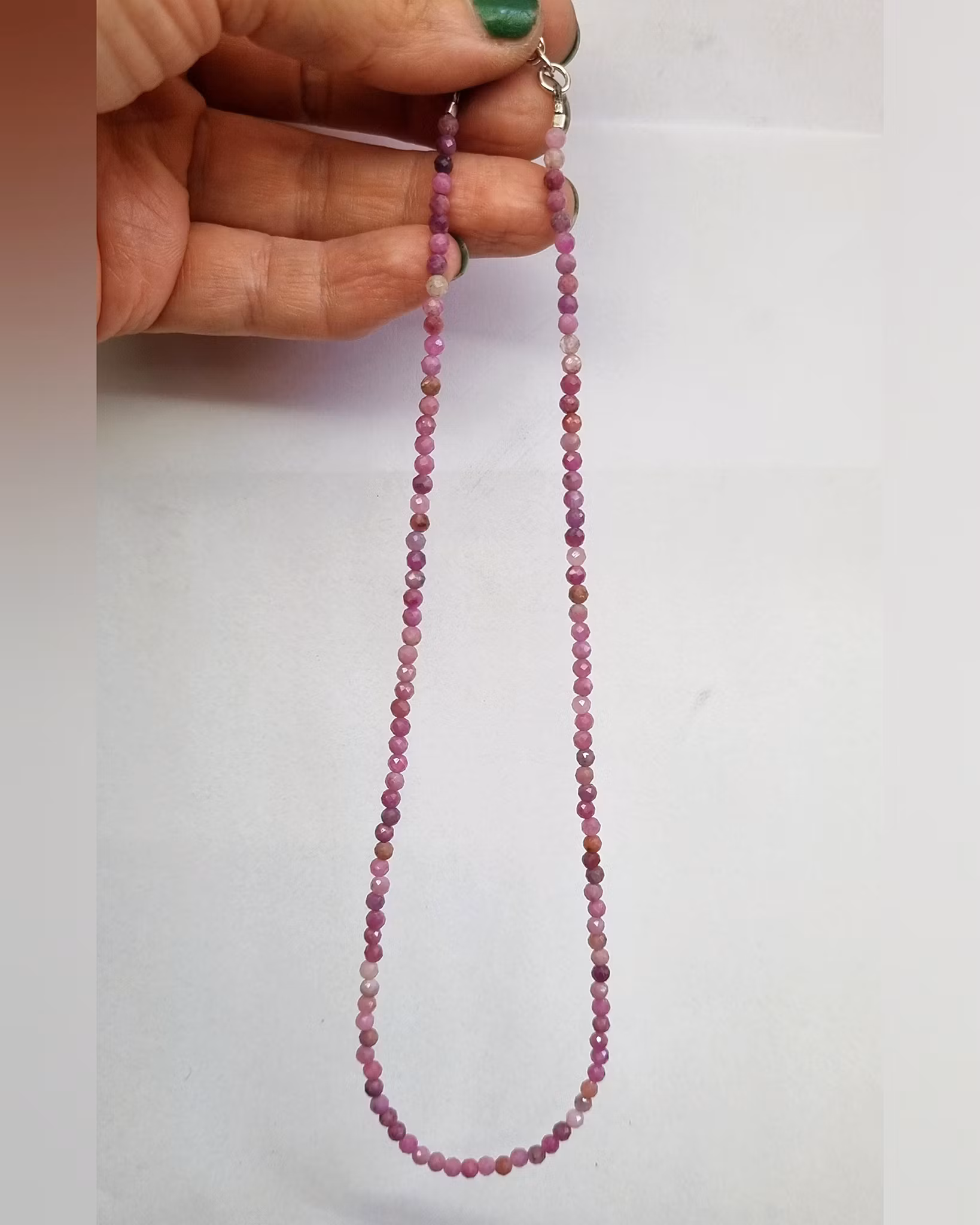 Glittrigt rosa Safircollier - 42 cm