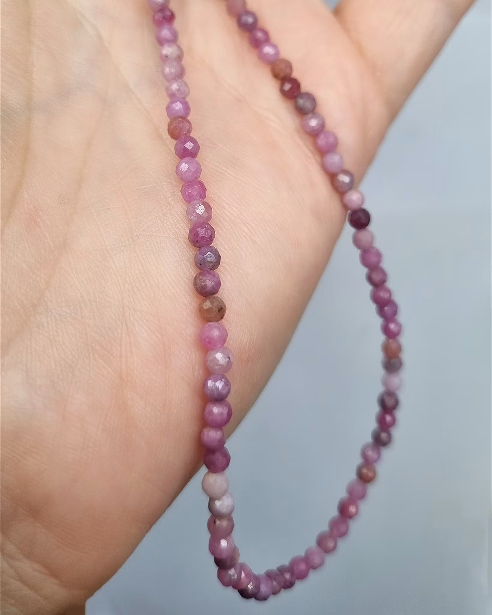 Glittrigt rosa Safircollier - 42 cm
