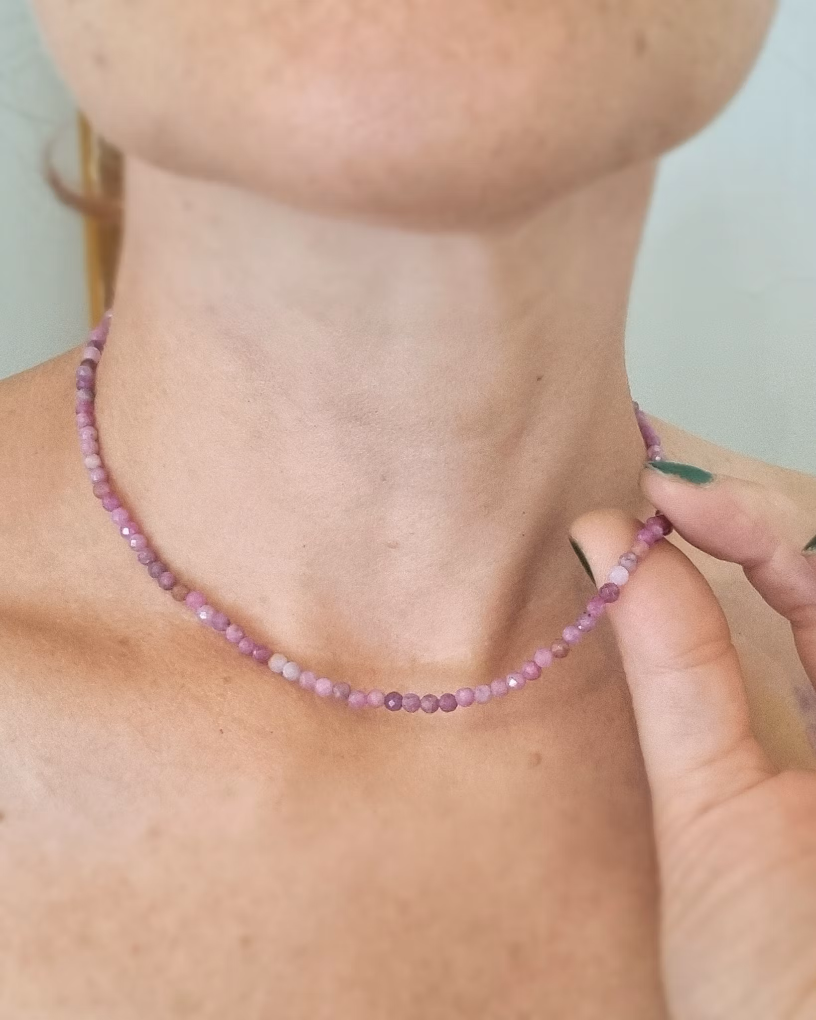 Glittrigt rosa Safircollier - 42 cm