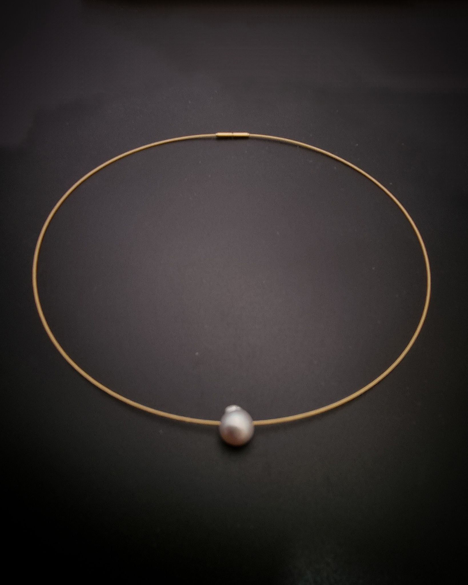 Svävande Akoyapärla - halsband i 18 K guld