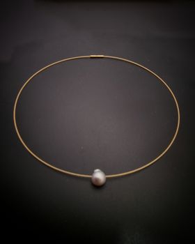 Svävande Akoyapärla - halsband i 18 K guld