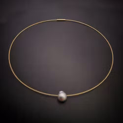 Svävande Akoyapärla - halsband i 18 K guld