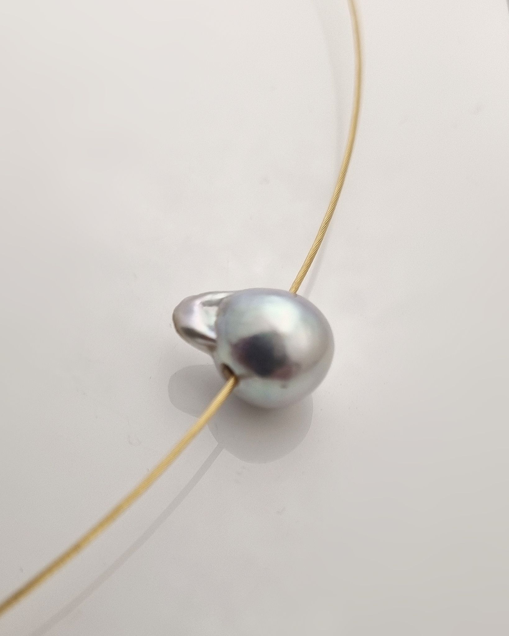 Svävande Akoyapärla - halsband i 18 K guld
