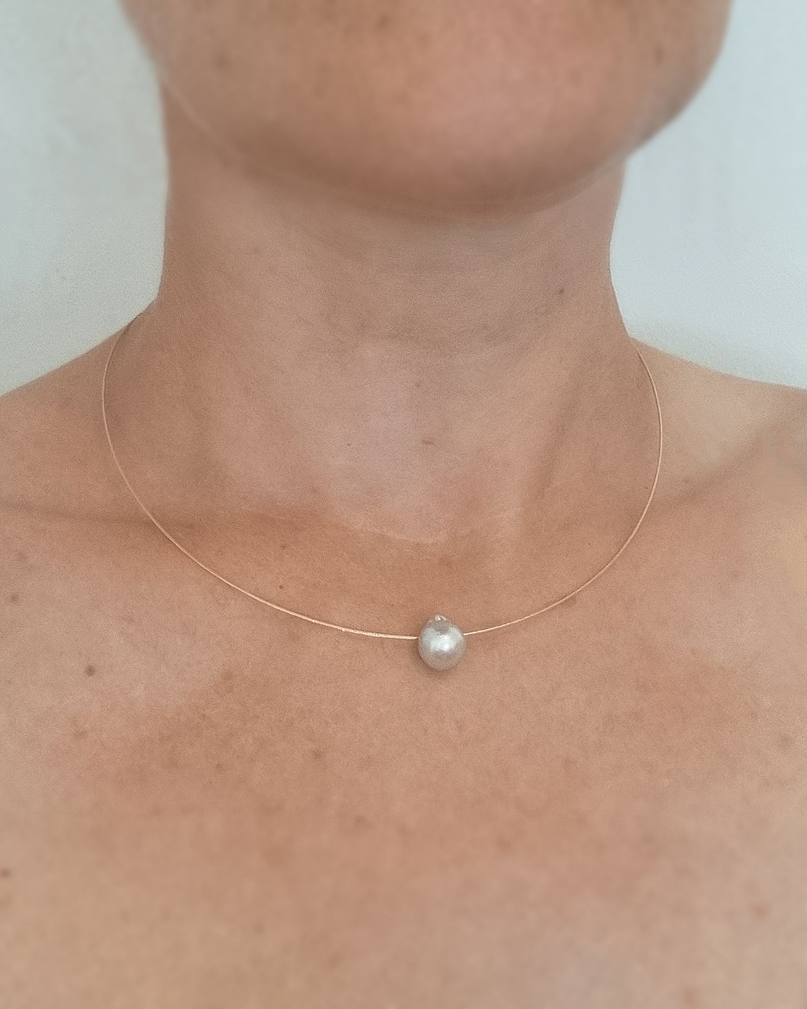 Svävande Akoyapärla - halsband i 18 K guld