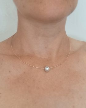 Svävande Akoyapärla - halsband i 18 K guld