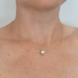 Svävande Akoyapärla - halsband i 18 K guld