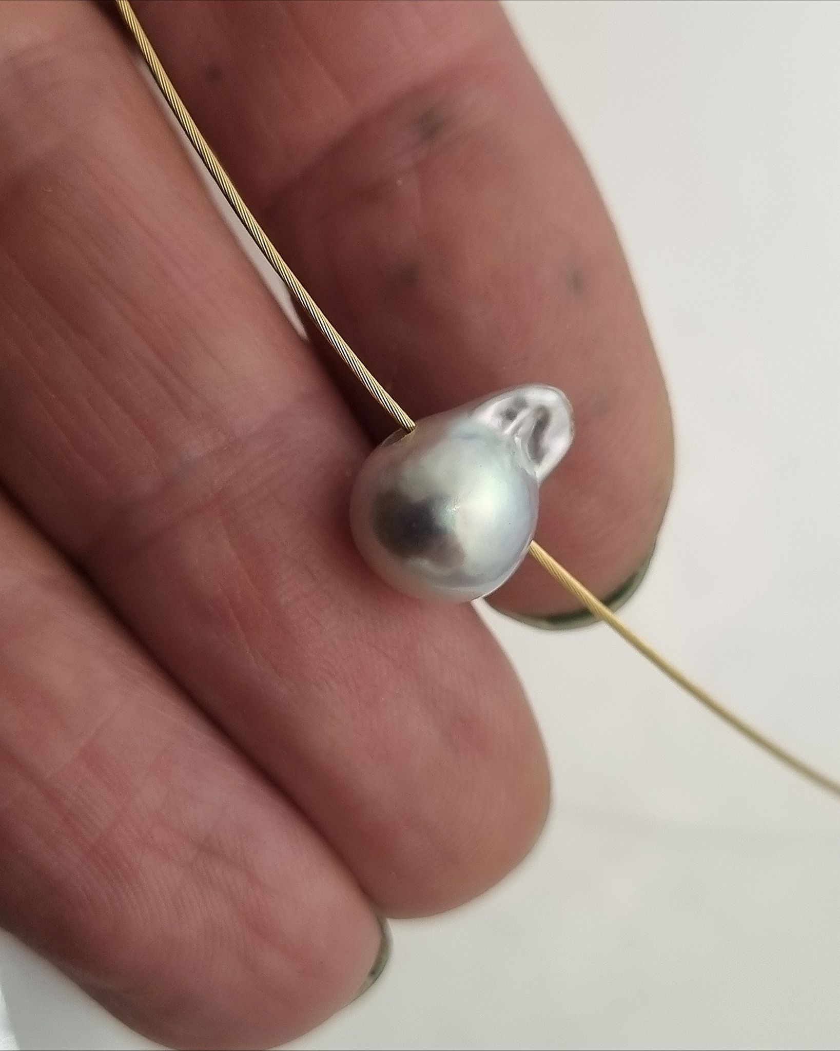 Svävande Akoyapärla - halsband i 18 K guld