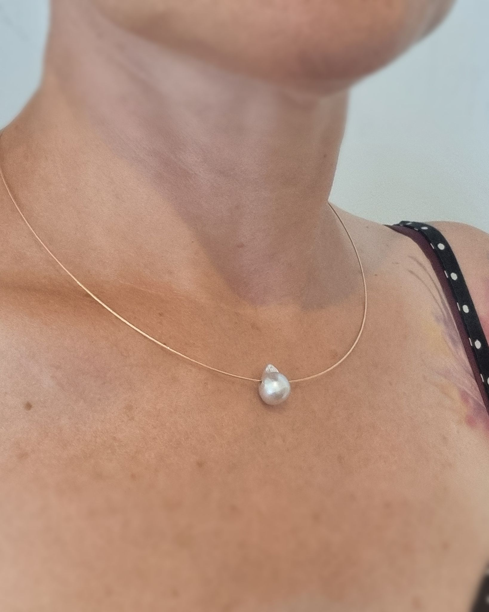 Svävande Akoyapärla - halsband i 18 K guld