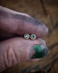 Halvpar gröna safirer studs - örhängen i 18K