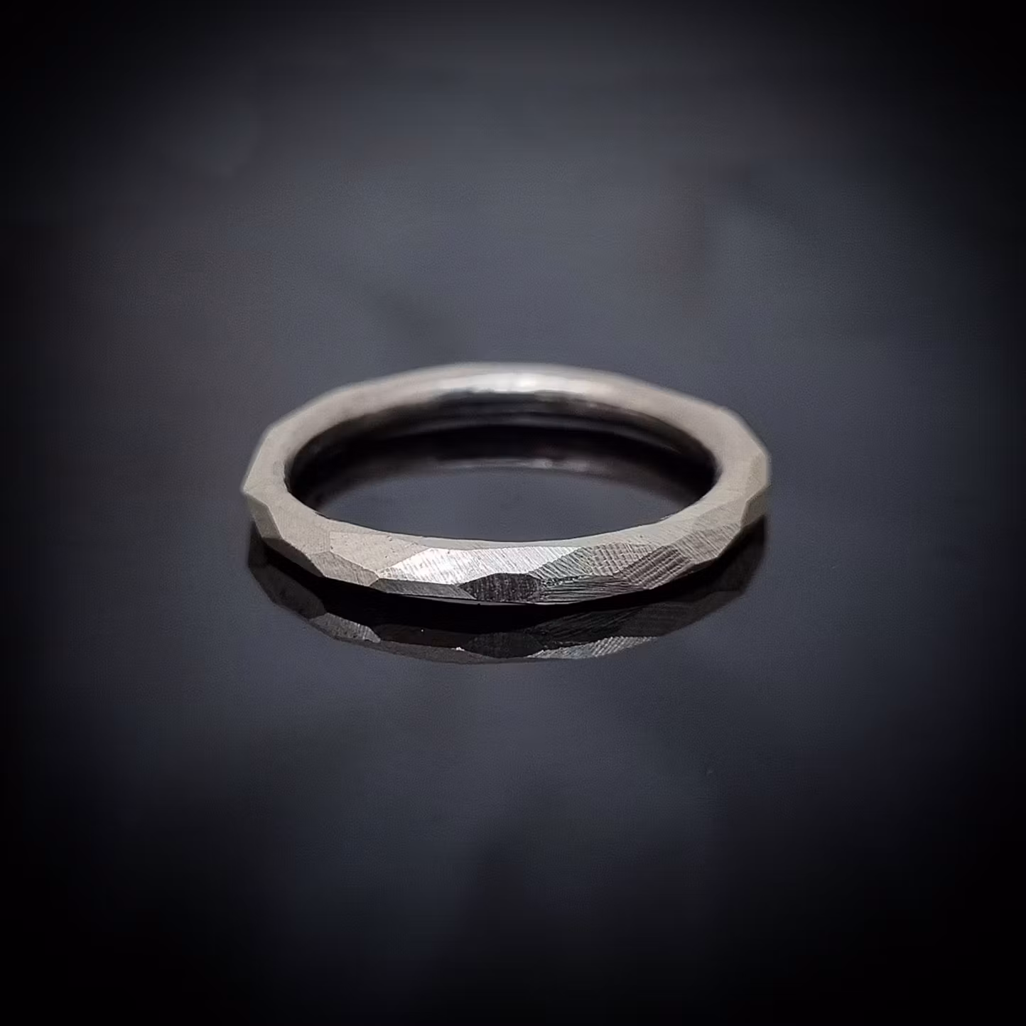 Handpenning - Beställning, "Grov Facett" - ring i platina + infattning "Twist" av briljanter 12 x 0,01 ct