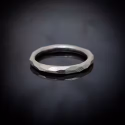 Handpenning - Beställning, "Grov Facett" - ring i platina + infattning "Twist" av briljanter 12 x 0,01 ct