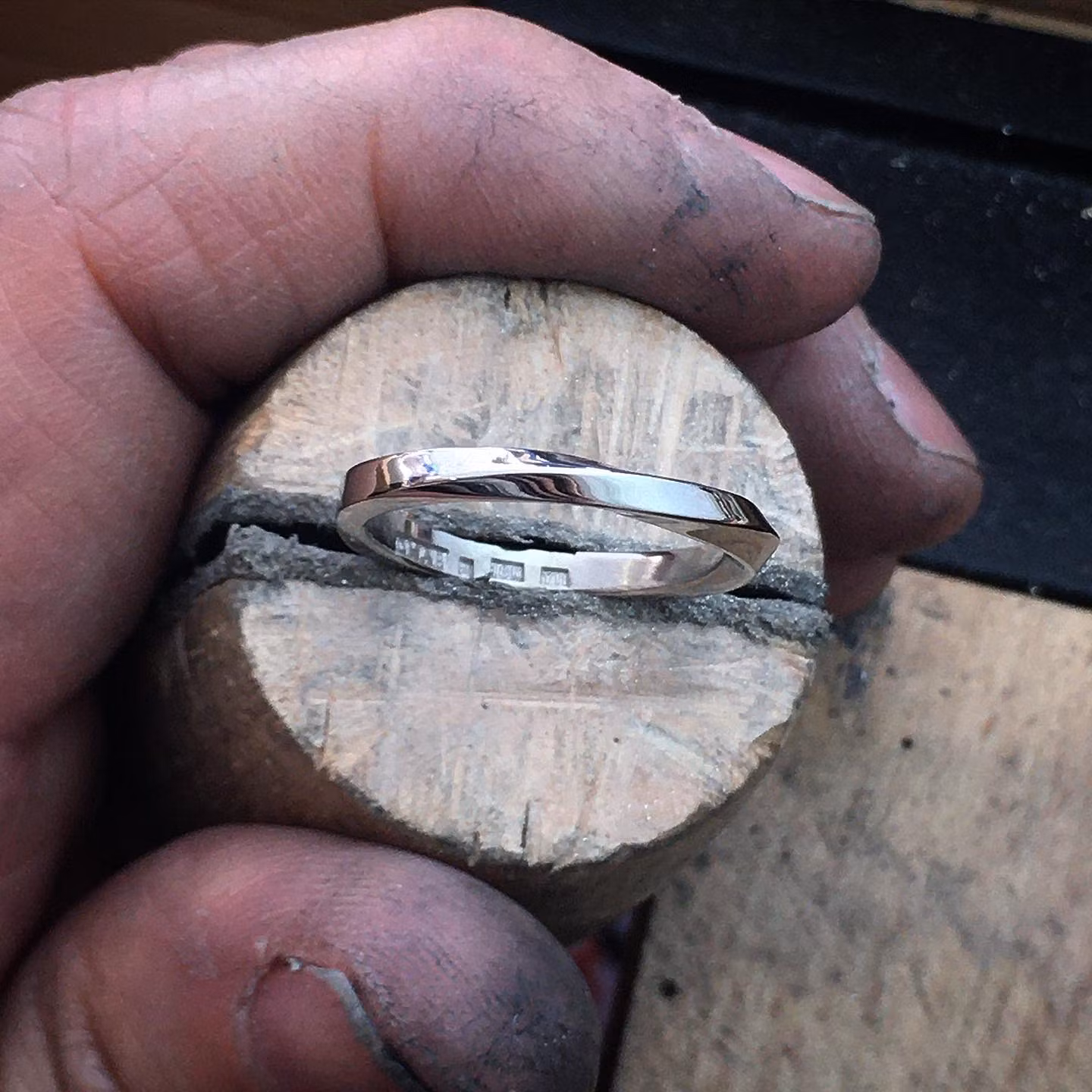 Handpenning - Beställning, "Grov Facett" - ring i platina + infattning "Twist" av briljanter 12 x 0,01 ct