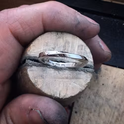 Handpenning - Beställning, "Grov Facett" - ring i platina + infattning "Twist" av briljanter 12 x 0,01 ct