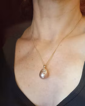 Rosa Sötvattenspärla med briljant - hänge i 18K guld