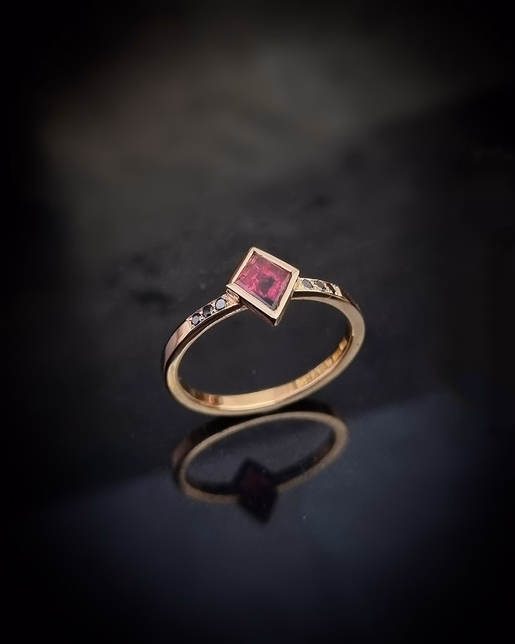 Pink Kite - Safir och diamantring i 18K guld