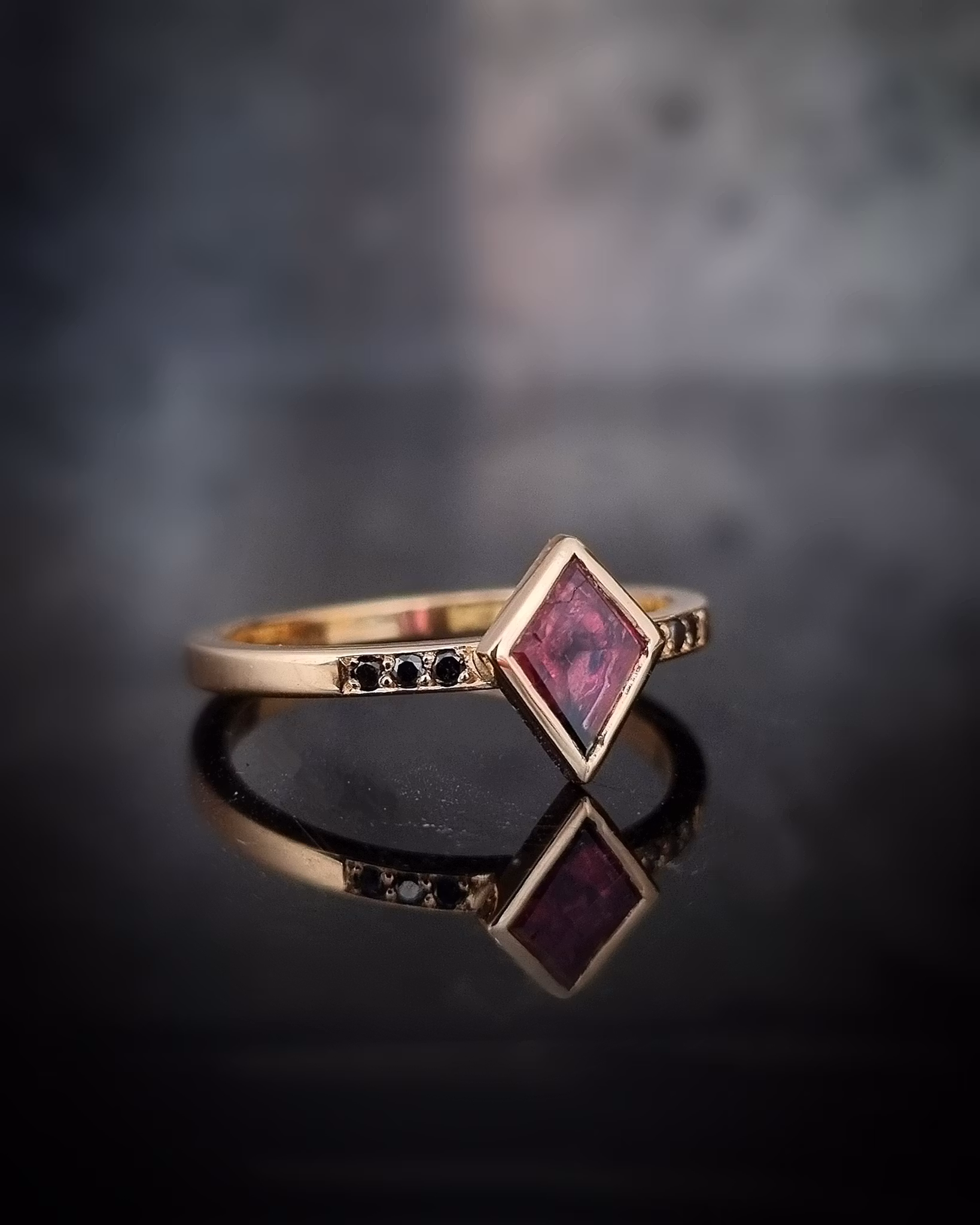 Pink Kite - Safir och diamantring i 18K guld