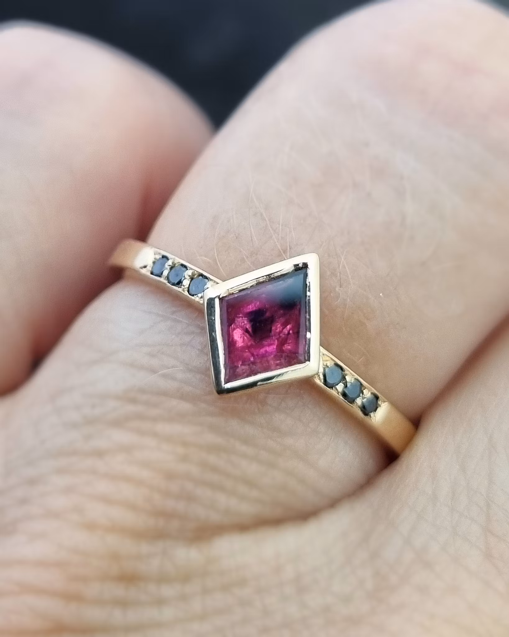 Pink Kite - Safir och diamantring i 18K guld
