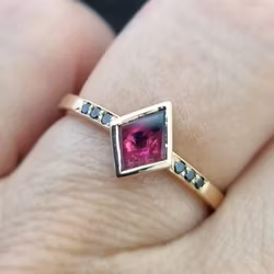 Pink Kite - Safir och diamantring i 18K guld