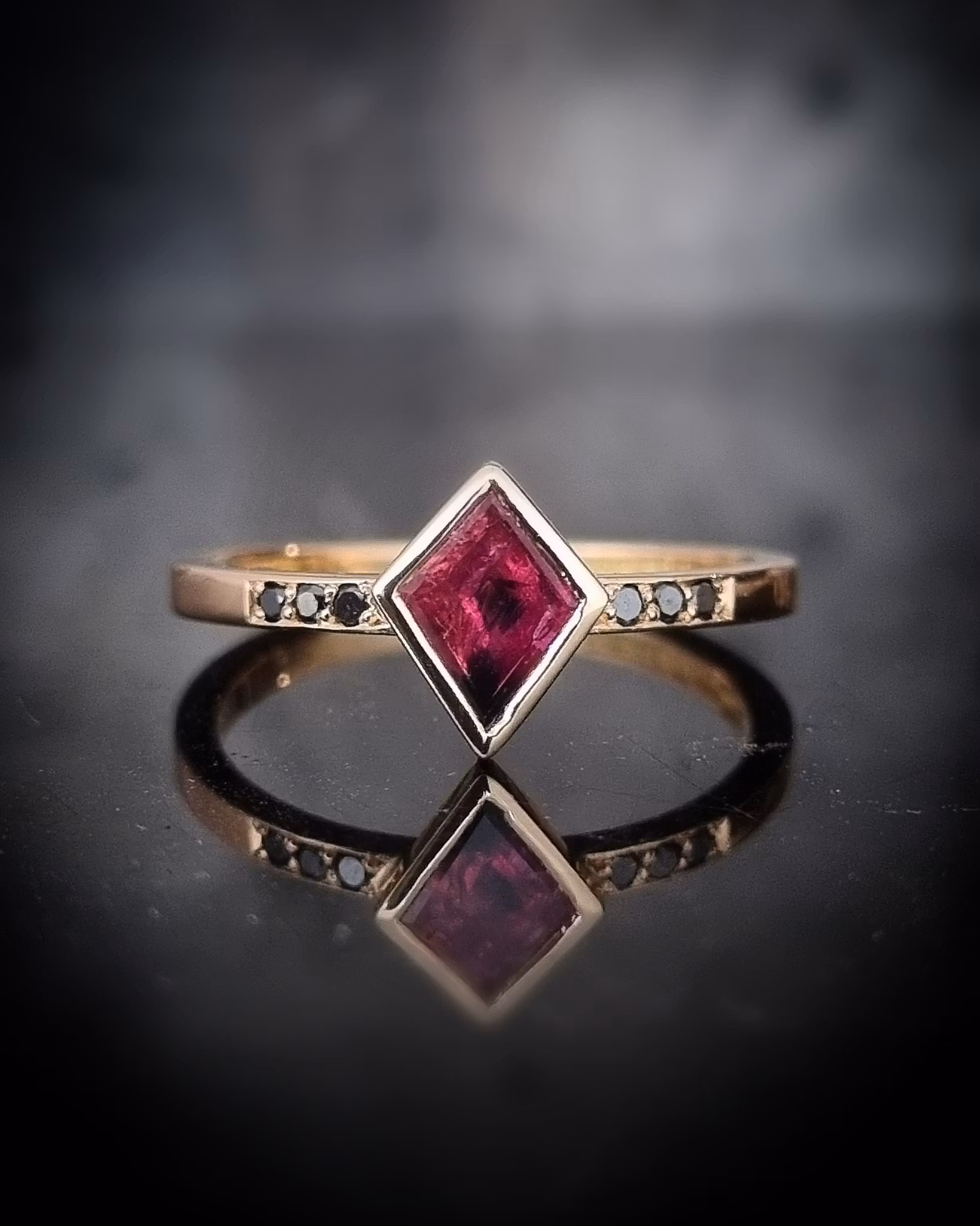 Pink Kite - Safir och diamantring i 18K guld