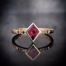 Pink Kite - Safir och diamantring i 18K guld