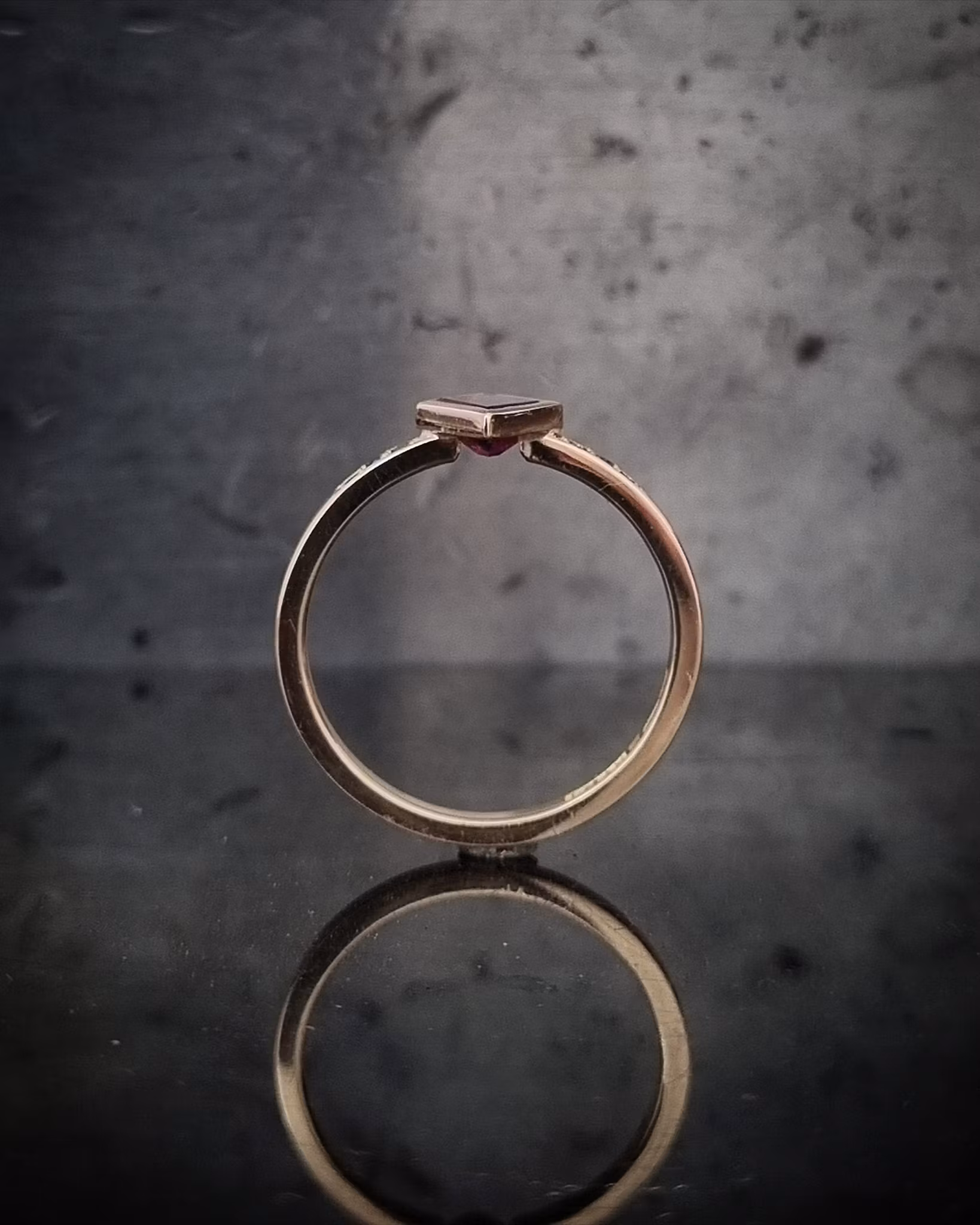 Pink Kite - Safir och diamantring i 18K guld