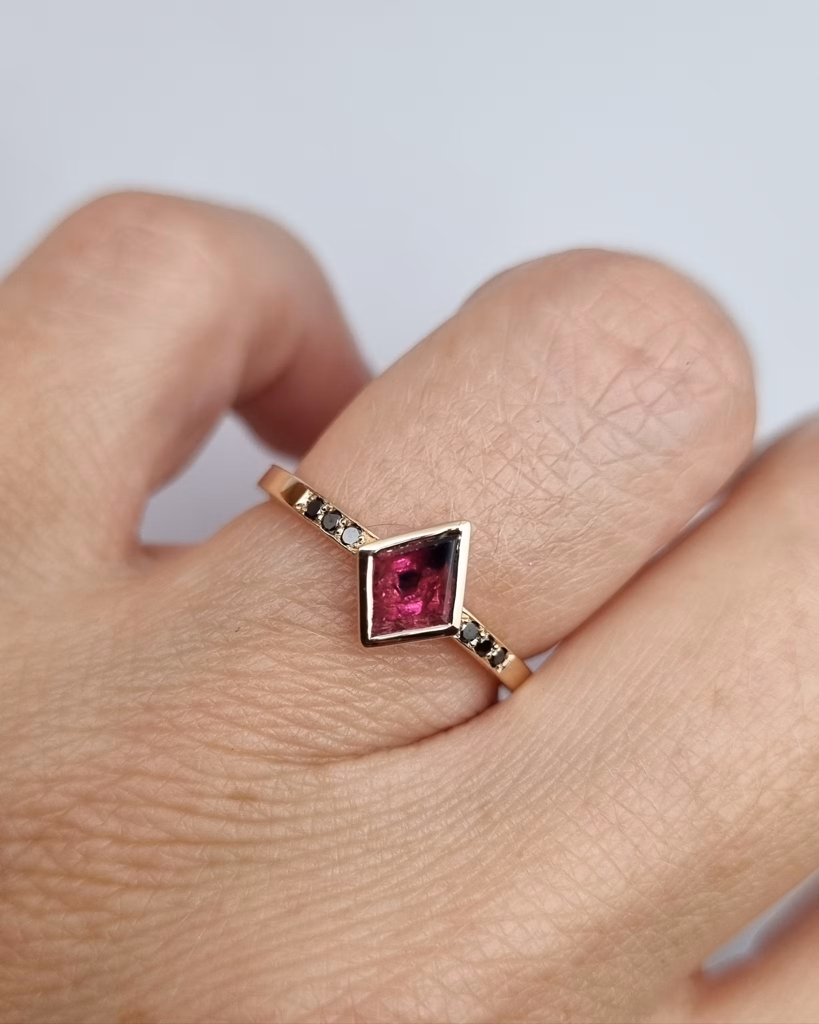 Pink Kite - Safir och diamantring i 18K guld