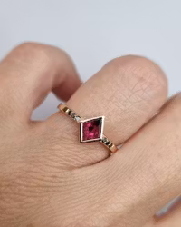 Pink Kite - Safir och diamantring i 18K guld