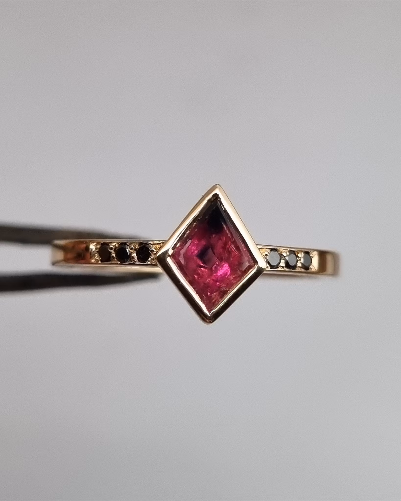 Pink Kite - Safir och diamantring i 18K guld
