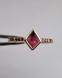 Pink Kite - Safir och diamantring i 18K guld