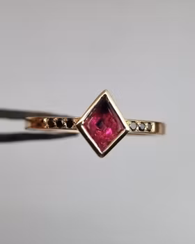 Pink Kite - Safir och diamantring i 18K guld