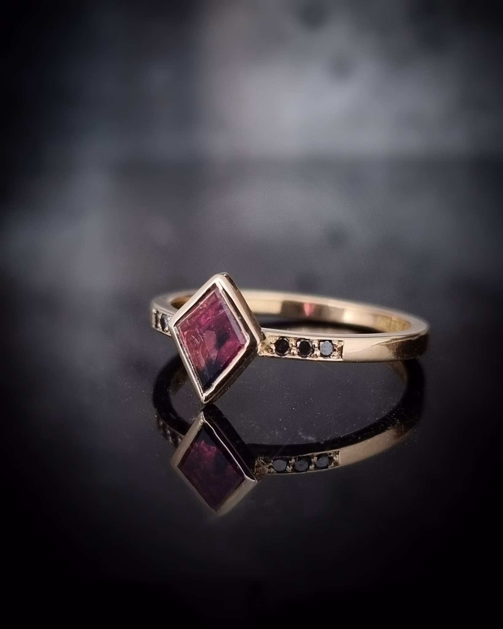 Pink Kite - Safir och diamantring i 18K guld