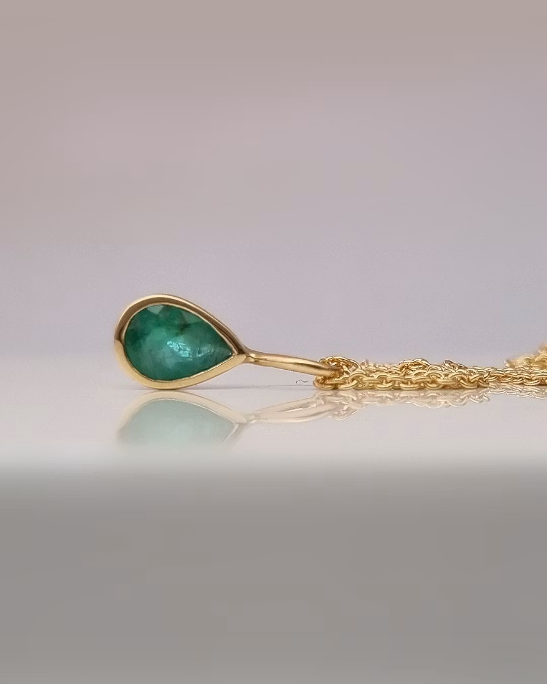 Smaragd fairtrade - hänge i 18K guld